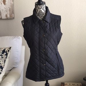 Peter Millar vest. Black quilted exterior. Light blue interior. Double zipper. S